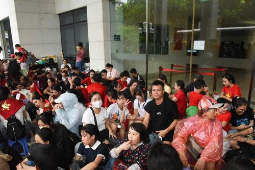 Trụ sở cơ quan của Quốc hội mở cửa đón người dân vào trú mưa