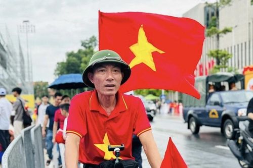 'Cha ơi, chúng ta về dự Quốc khánh'