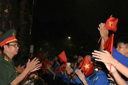 2 cựu chiến binh làm 'quản ca' bắt nhịp cho người dân hát vang trong lúc chờ xem diễu binh