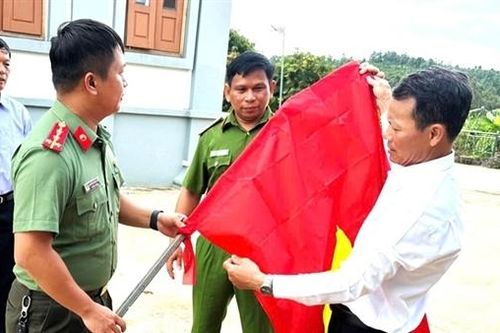 Đồng bào các tôn giáo ở Lâm Đồng hân hoan treo cờ Tổ quốc