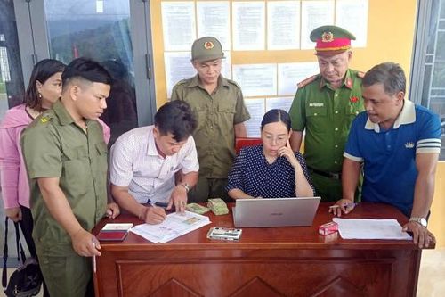 Công an xã biên giới phối hợp phát quà tặng đồng bào dịp Lễ Quốc khánh