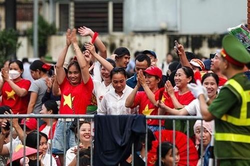Tận tụy đảm bảo an toàn cho người dân tham gia xem diễu binh, diễu hành