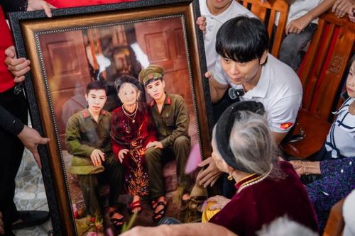 Trao ảnh phục dựng chân dung 2 liệt sĩ cho Mẹ Việt Nam Anh hùng