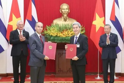 Việt Nam trao tặng 385 tỷ đồng cho Cuba