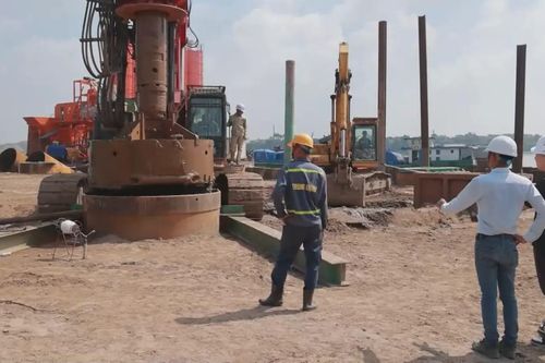 Tiếng máy rộn vang công trường cầu Tứ Liên dịp 2/9