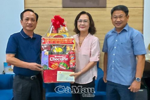 Chủ tịch HĐND tỉnh Phạm Văn Thiều thăm và tặng quà nguyên lãnh đạo tỉnh
