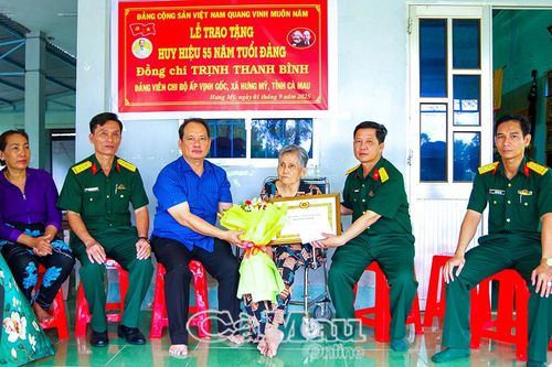 Trao Huy hiệu 55 năm tuổi Đảng cho đảng viên tại xã Hưng Mỹ
