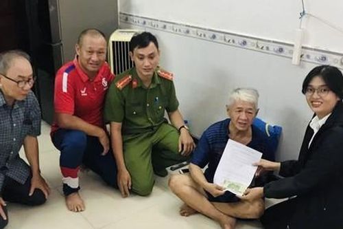Công an TPHCM cùng phường, xã đến tận nhà trao quà Quốc khánh cho các trường hợp đặc biệt