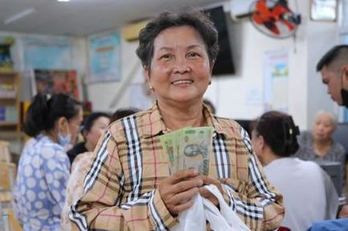 Người dân TPHCM hào hứng, phấn khởi nhận quà tặng dịp Quốc khánh