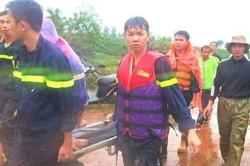 Người vợ trẻ bị lũ cuốn trôi, tử vong khi đi qua đập tràn