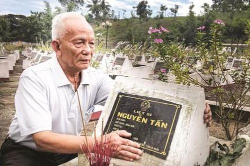 Tuổi hoa niên hiến dâng cho đời