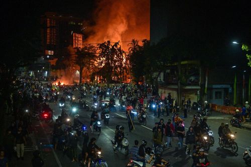 Indonesia triển khai xe bọc thép tới tòa nhà quốc hội, cảnh báo người biểu tình