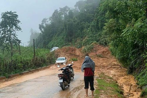 Đất đá trút ào ạt trên Quốc lộ 47, hai ô tô suýt bị vùi lấp
