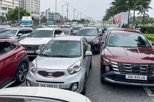 Hàng trăm nghìn người đổ về triển lãm thành tựu đất nước 80 năm, đường ùn tắc nhiều giờ