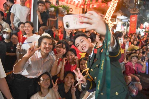 Hàng nghìn người dân thức trắng đêm, hát vang cùng chiến sĩ chờ diễu binh 2/9