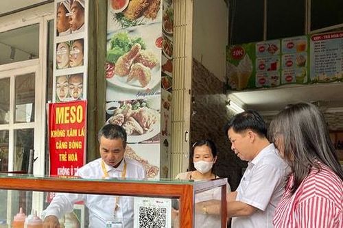 Thực phẩm 'bẩn' rình rập cổng trường:Bao giờ hết lo?