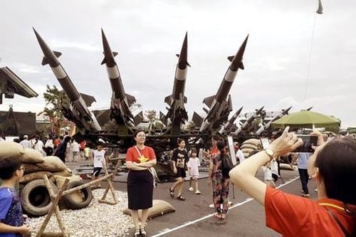 'Thực mục sở thị' dàn khí tài, thích thú trải nghiệm lái xe tăng, bắn súng