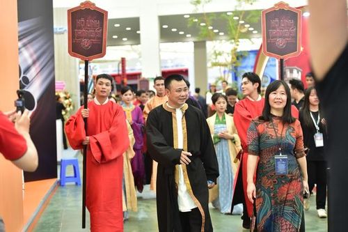 NSND Tự Long - Tráng sĩ bảo vệ bí mật vua Đinh cùng Johnny Trí Nguyễn