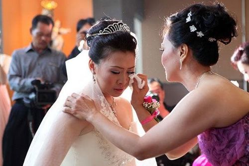 Vừa thay bộ váy cưới, mẹ chồng dúi ngay cho tôi cuốn sổ tiết kiệm và một lời nhắn ám ảnh
