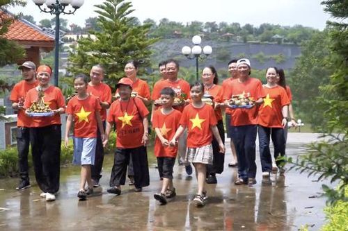 Nhiều gia đình mặc áo cờ đỏ sao vàng lên mộ phần mời người thân về đón Tết Độc lập dịp Vu lan báo hiếu
