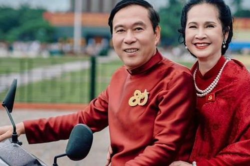 Vợ chồng nghệ sĩ Lan Hương - Đỗ Kỷ 'đu' trend 'Yêu áo dài - yêu đất nước'