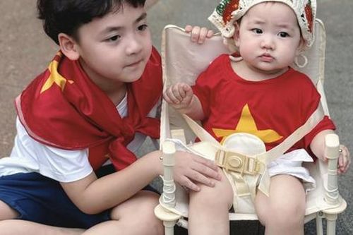 'Khối tí hon yêu nước' nhà Tú Anh, Phương Oanh khiến fan xuýt xoa vì quá dễ thương