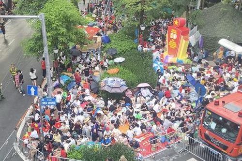 Hàng ngàn người dân đội mưa đổ về phố Tràng Thi, Tràng Tiền chờ xem diễu binh, 6 trường hợp thương tích, bệnh nặng được xử trí