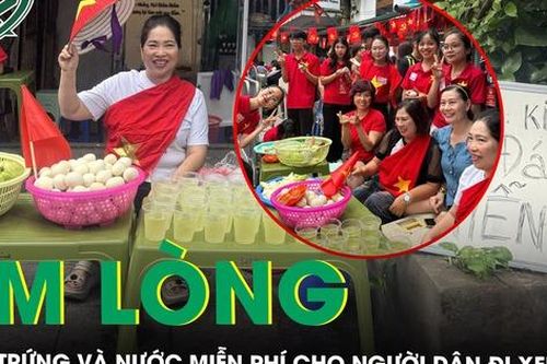 Người phụ nữ ở Hà Nội phát trứng luộc và nước mát miễn phí cho người dân đi xem diễu binh