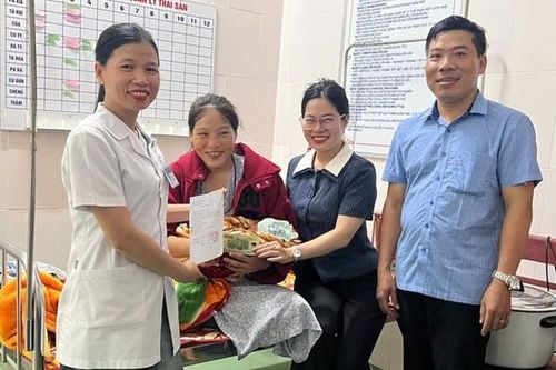 Đi nhận quà Quốc khánh, sản phụ chuyển dạ sinh con được thêm 1 phần quà