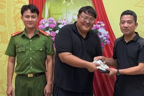 Du khách Hàn Quốc nhận lại trên 31 triệu đồng và hơn 100 USD đánh rơi