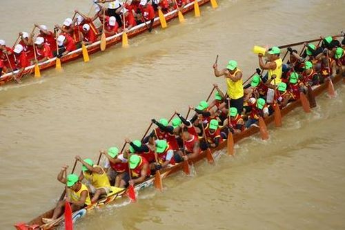 Lễ hội đua thuyền mừng Tết Độc lập trên dòng sông chảy ngược