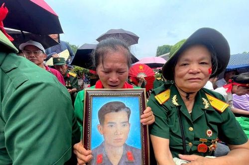 Con gái liệt sĩ đưa ảnh cha dự Lễ diễu binh, diễu hành kỷ niệm Quốc khánh 2/9: 'Bố ơi, hòa bình đẹp lắm! '