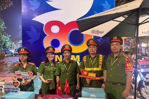 Thắm 'nghĩa đồng bào, tình đồng đội' trong những ngày sắc đỏ A80