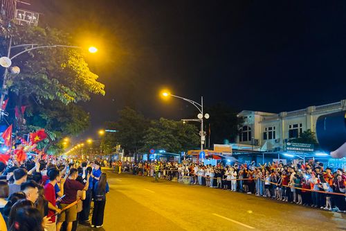 Một 'đêm trắng' tại ga Hà Nội: Người người nô nức chờ đón Tết Độc lập