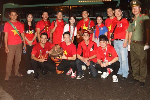 Đón bình minh, nhóm nghệ sĩ cùng tình nguyện viên và các cựu chiến binh hát vang ca khúc cách mạng