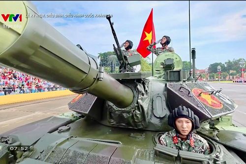 Cận cảnh dàn xe tăng quân sự hùng dũng đi qua lễ đài