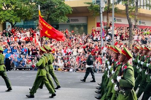 Người dân hô vang 'Việt Nam', hòa ca cùng các khối diễu binh trên đường phố Thủ đô
