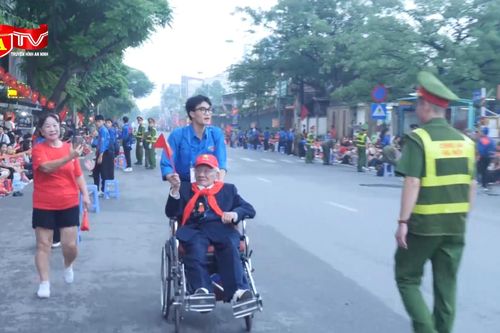Thanh niên tình nguyện chung sức phục vụ diễu binh, diễu hành 2/9