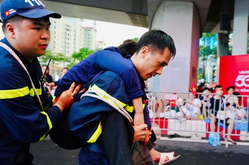 Những khoảnh khắc không thể nào quên của các chiến sỹ Cảnh sát phòng cháy chữa cháy Hà Nội