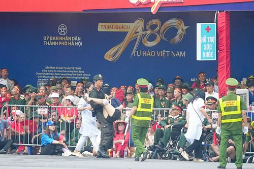 Hàng nghìn người dân được trợ giúp y tế khi xem diễu binh, diễu hành