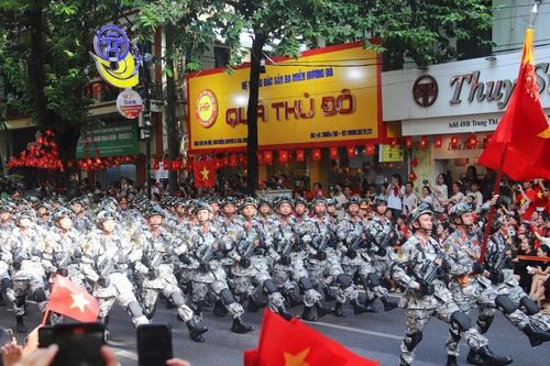 Đi giữa vòng tay nhân dân