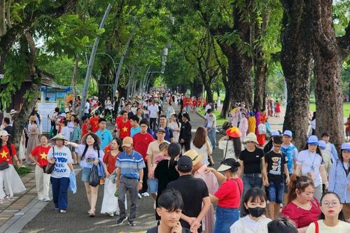 Đông đảo du khách tham quan Đại nội Huế trong dịp lễ Quốc khánh