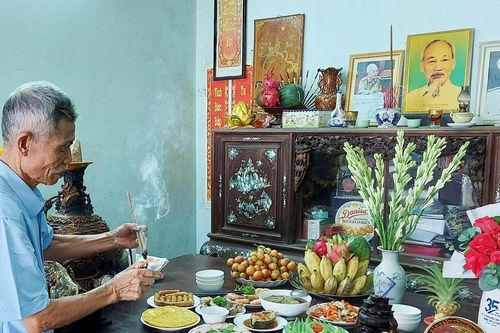 Người dân Quảng Trị bày biện mâm cơm tưởng nhớ Bác Hồ trong ngày Tết Độc lập
