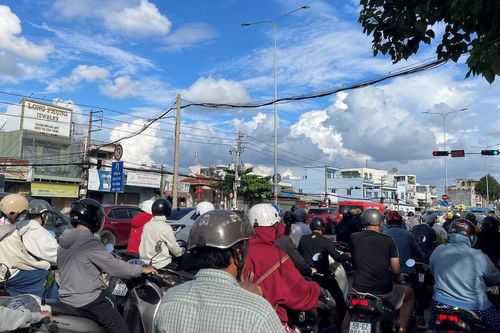 Người dân về Thành phố Hồ Chí Minh sau lễ: Cao tốc ùn tắc, quốc lộ dễ đi