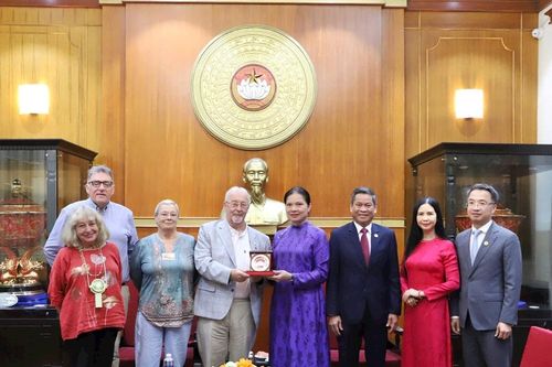 Phó Chủ tịch Hà Thị Nga tiếp Bí thư Đảng Cộng sản Anh Robert Griffiths
