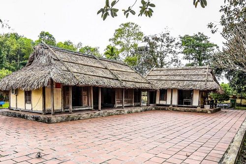 Viếng thăm nơi yên nghỉ của cố Tổng Bí thư Hà Huy Tập