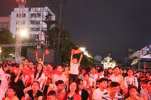 Người dân TP Hồ Chí Minh đổ về trung tâm xem chương trình 'Ánh sao độc lập'