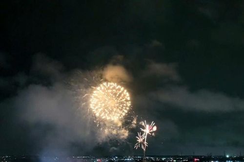 TP Hồ Chí Minh: Người dân đội mưa xem bắn pháo hoa