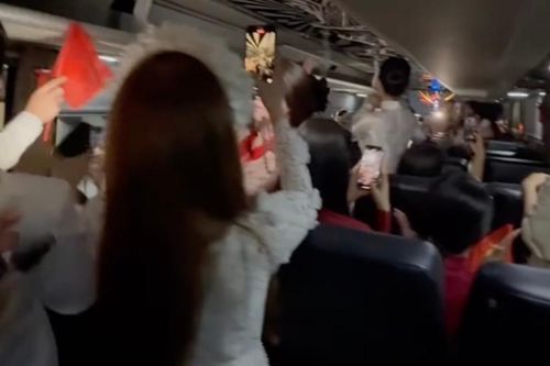 Các nghệ sĩ hát vang 'Một vòng Việt Nam' trên chuyến xe diễu hành