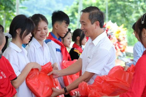 NXB Giáo dục Việt Nam tặng SGK cho học sinh vùng lũ trước khai giảng
